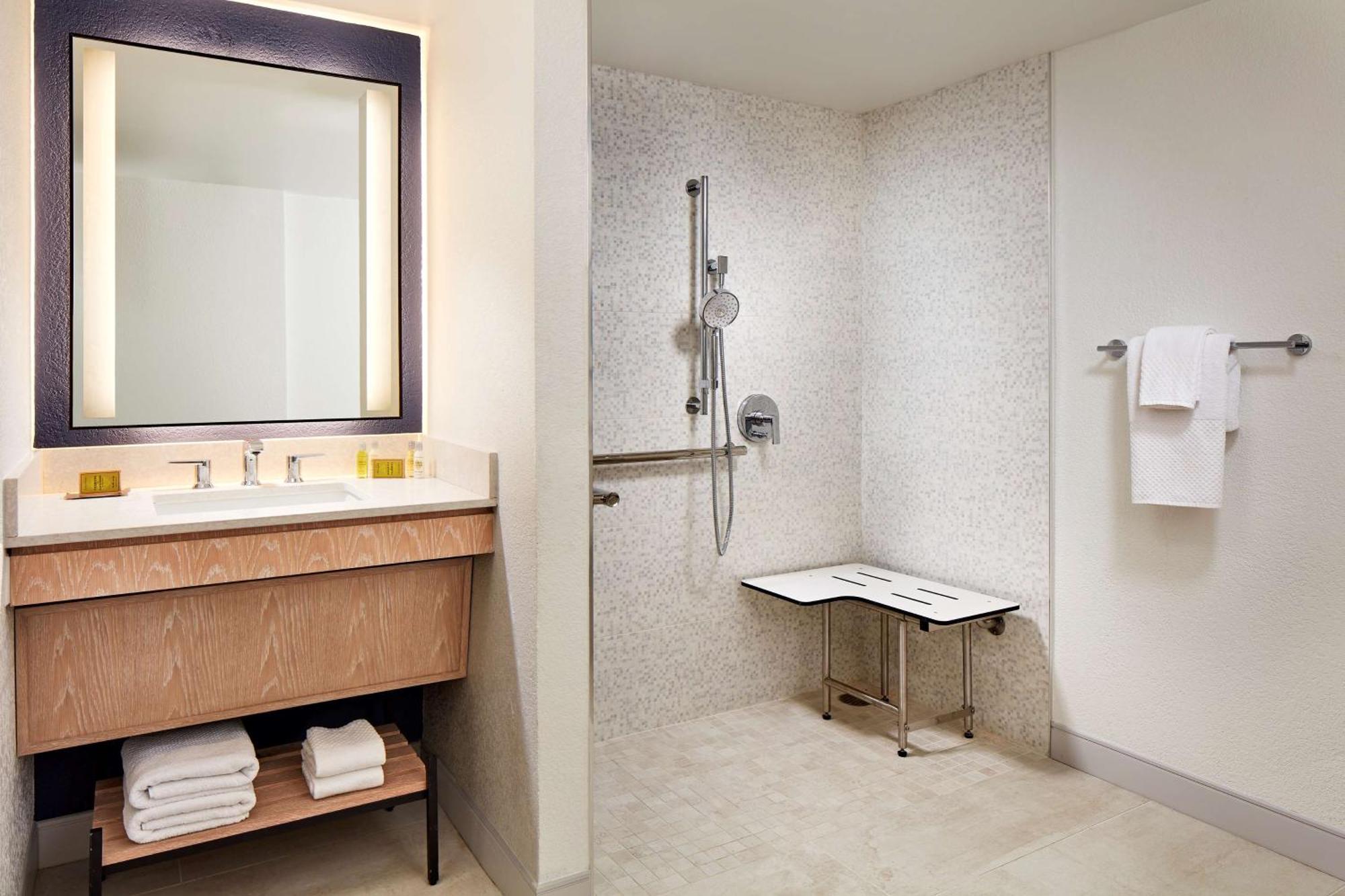 Hotel Mdr Marina Del Rey- A Doubletree By Hilton Los Ángeles
